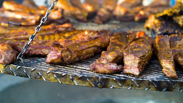 Barbekü partisinde sallanan pirzolalar.