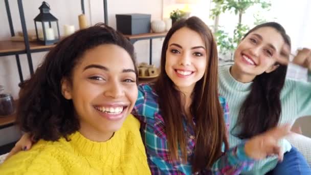 Feliz chica negra grabando selfie video con amigos multirraciales en casa — Vídeo de stock