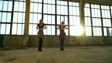 Dans ikilisi gün batımında çatı katında prova yapıyor.