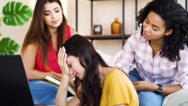 Freunde unterstützen trauriges Mädchen, das zu Hause schlechte Nachrichten am Laptop erhält — Stockvideo