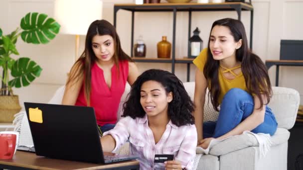 Chicas bonitas sentadas en casa y haciendo compras en línea utilizando el ordenador portátil — Vídeo de stock