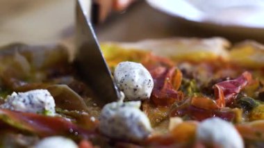 Bir dilim pizza kes ve tabağa yakın çekim yap.