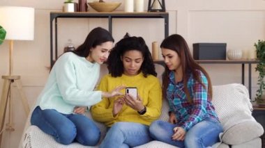 Sosyal medyada akıllı telefon kullanan cana yakın çok ırklı kızlar