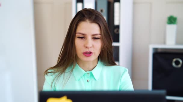 Junge Frau bei Geschäftstreffen per Videoanruf im Büro — Stockvideo