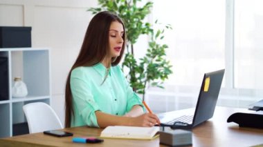 İnsan kaynakları yöneticisi başvuruyu yapan kişiyle laptop üzerinden röportaj yapıyor.