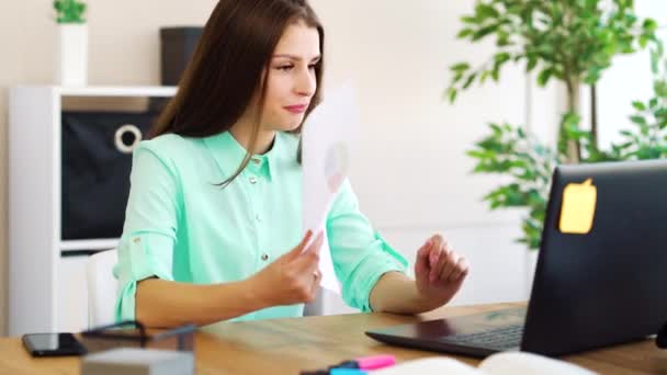 Enfurecido chefe do sexo feminino rasgando papéis durante chamada de vídeo no escritório — Vídeo de Stock