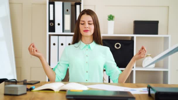 Fiatal lány meditál zen pózol az irodában, és figyelmen kívül hagyja dühös főnök — Stock videók