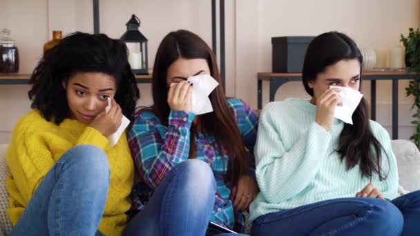 Meninas sensíveis assistindo filme triste em casa e chorando — Vídeo de Stock