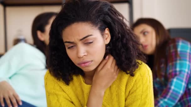 Fürsorgliche Freunde unterstützen depressives schwarzes Mädchen zu Hause — Stockvideo