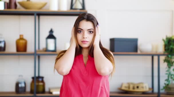 Triste fille confus à la mauvaise nouvelle entendre dans le salon — Video