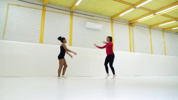 Ajuste de las niñas en ropa deportiva saltando sobre alfombras en el gimnasio grande — Vídeos de Stock