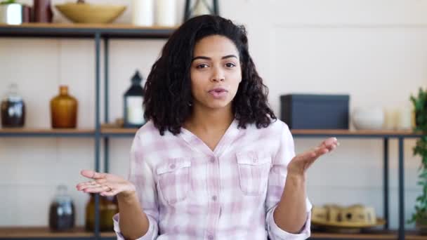 Menina negra emocional falando e gesticulando com as mãos em casa — Vídeo de Stock