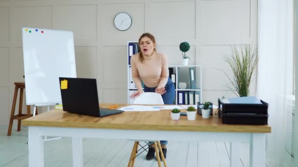 Молодая офисная работница танцует на рабочем перерыве — стоковое видео