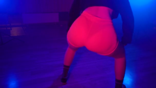 Booty shake by sexy girl in dark studio with fog and neon lights — Stock Video