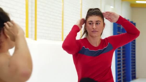 Вмістити дівчат робити фізичні вправи разом у спортзалі — стокове відео