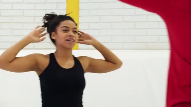 Amigas hablando durante el ejercicio en el gimnasio — Vídeo de stock