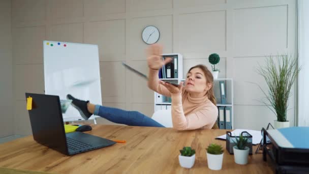 Feliz mujer de negocios lanzando billetes de dólar en el aire en la oficina — Vídeos de Stock