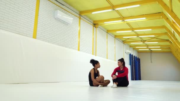Diverse atletische meisjes hebben pauze na de training in de sportschool — Stockvideo
