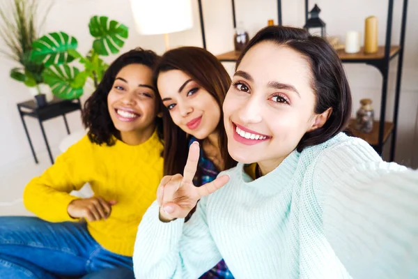 Arap kız evde çok ırklı arkadaşlarıyla selfie videosu kaydediyor.