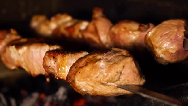 从烤肉在木炭烤架特写镜头脂肪滴 — 图库视频影像