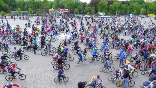 Kharkiv, Ukraine - May 20, 2017: aerial cyclists riding bikes at city marathon — ストック動画