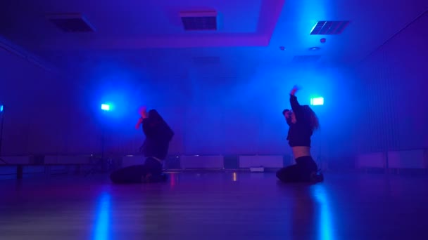 Chicas sexy en trajes negros realizando sensual danza en oscuro estudio brumoso — Vídeos de Stock