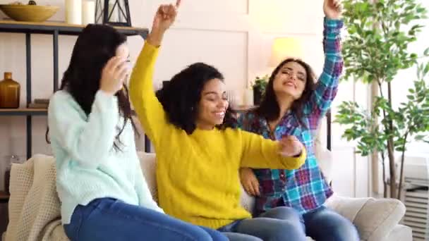 Meninas felizes dançando no sofá em casa — Vídeo de Stock