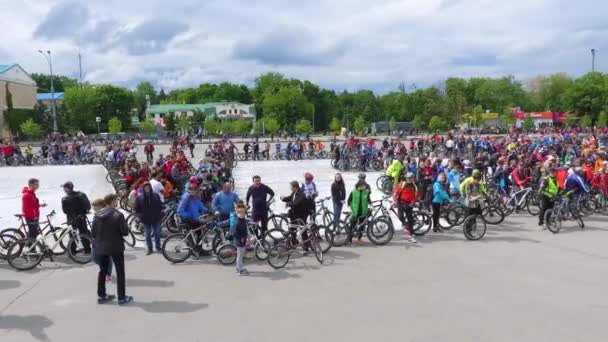 ハリコフ,ウクライナ- 2017年5月20日:自転車マラソンのスタート地点に立つサイクリスト — ストック動画