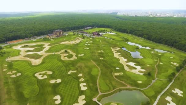 Aéreo de campos de golf y estanques de lujo club deportivo — Vídeos de Stock