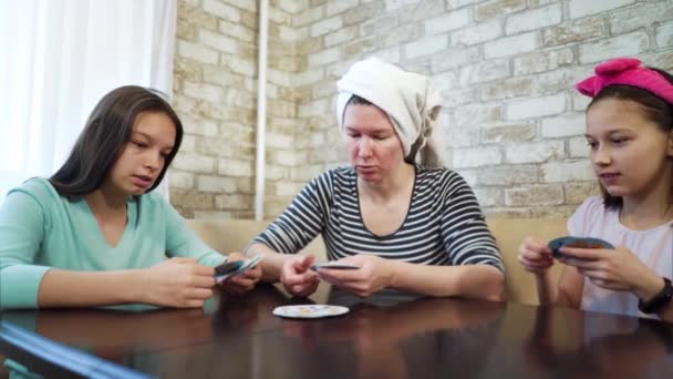 Οικογένεια με πιτζάμες παίζει επιτραπέζιο παιχνίδι στο σπίτι το πρωί — Αρχείο Βίντεο