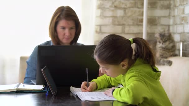 Mor och dotter stannar hemma och använder prylar — Stockvideo