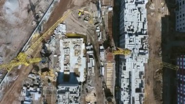 Yapım aşamasında olan çok katlı binaların havadan aşağı kısmı.