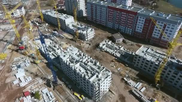 Воздушные краны на строительной площадке многоэтажных зданий — стоковое видео