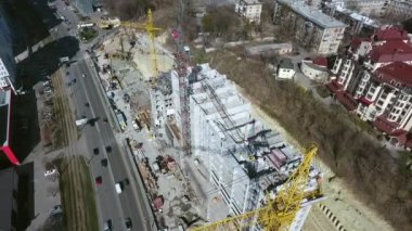 Şehir merkezindeki çok katlı binanın havası.