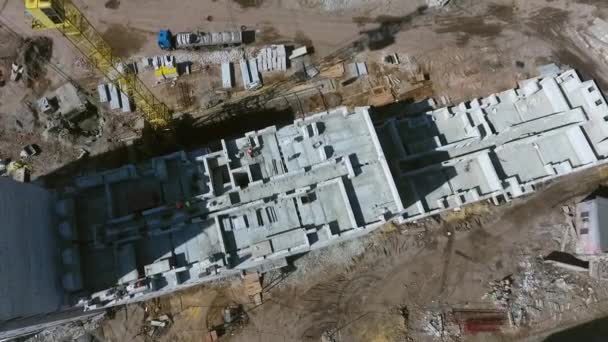 Воздушная антенна строителей, работающих на крыше здания на строительной площадке — стоковое видео