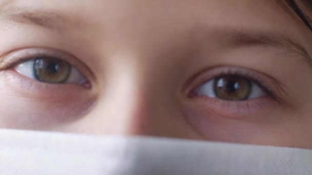 Macro filmagem de olhos de menina vestindo máscara médica — Vídeo de Stock