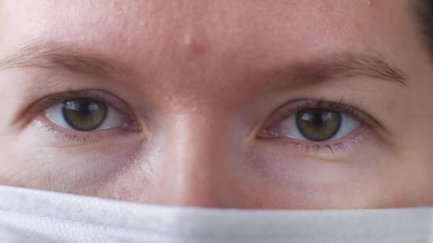 Imágenes macro de los ojos de la enfermera médica usando máscara — Vídeos de Stock