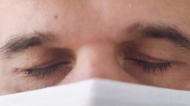 Olhos de médico cansado usando imagens macro máscara médica — Vídeo de Stock