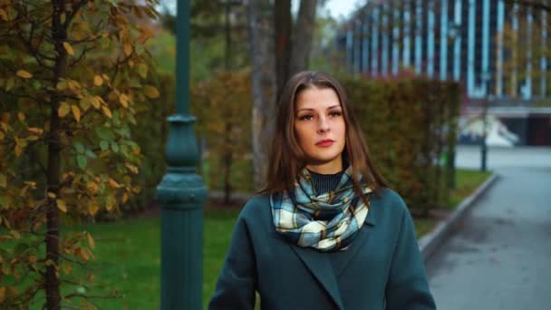 Lonely sad woman walking in park — Stock Video