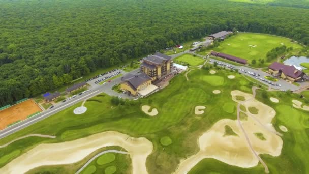Letecká golfová hřiště luxusního sportovního klubu — Stock video