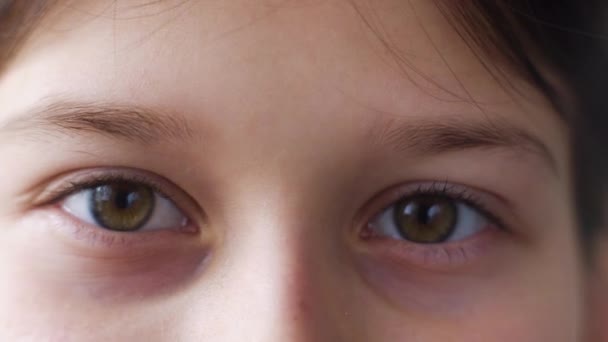 Makroaufnahmen brauner Augen eines kleinen Mädchens — Stockvideo