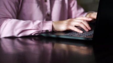 İş kadını dizüstü bilgisayarda çalışıyor ve nakit para alıyor.