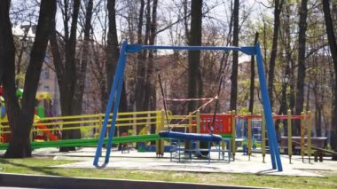 Covid19 salgınından dolayı boş çocuk parkında kısıtlama bandıyla salıncaklar