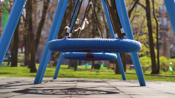 Schaukeln mit Klebeband auf leerem Spielplatz wegen Covid19-Pandemie — Stockvideo