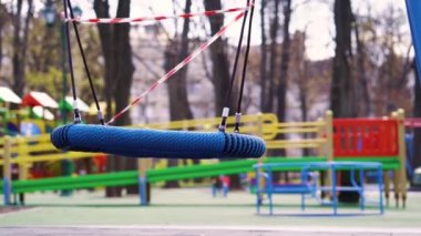 Covid salgını sırasında terk edilmiş çocuk parkında yapayalnız sallanıyor