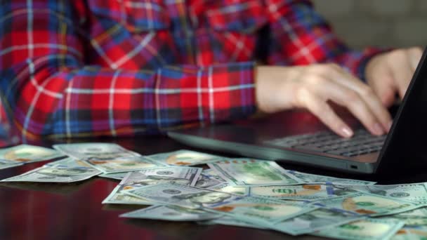 Çevrimiçi çalışan serbest yazarların masasına düşen dolar banknotları. — Stok video