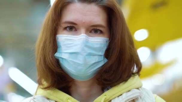 Frau mit medizinischer Maske posiert während Covid19-Pandemie in Einkaufszentrum — Stockvideo