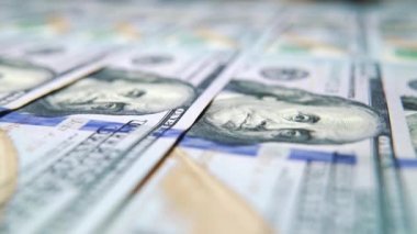 Yüzeyde yatan 100 dolarlık banknotların makro görüntüleri