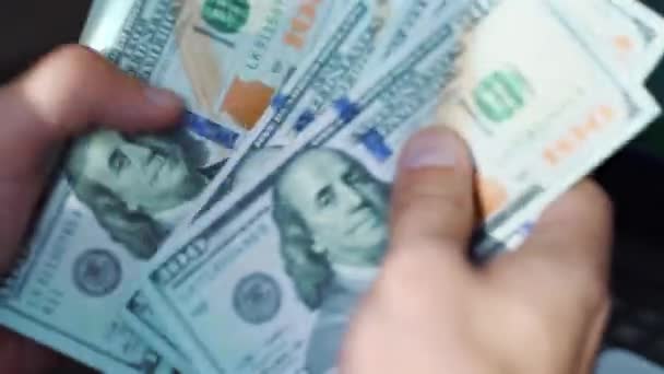 Gewas succesvolle zakenman tellen honderd dollar biljetten — Stockvideo
