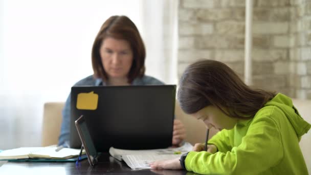 Menina estudando em casa devido à quarentena — Vídeo de Stock